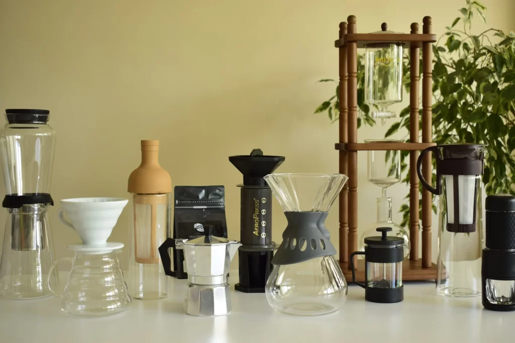 CoffeeTropic kahve demleme rehberi: French press, V60, moka pot ve AeroPress ile kahve demleme yöntemlerini öğren.